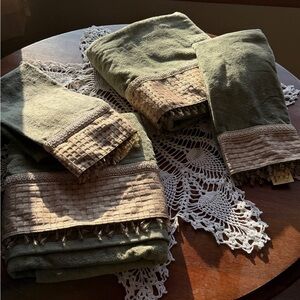 Vintage Marshall Fields new never used Towel Set (no wash clothes)